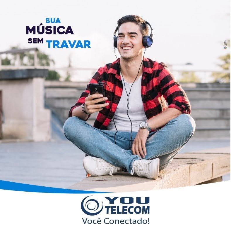 Campanha da You Telecom: um homem ouvindo música, com a marca e o slogan Você Conectado!